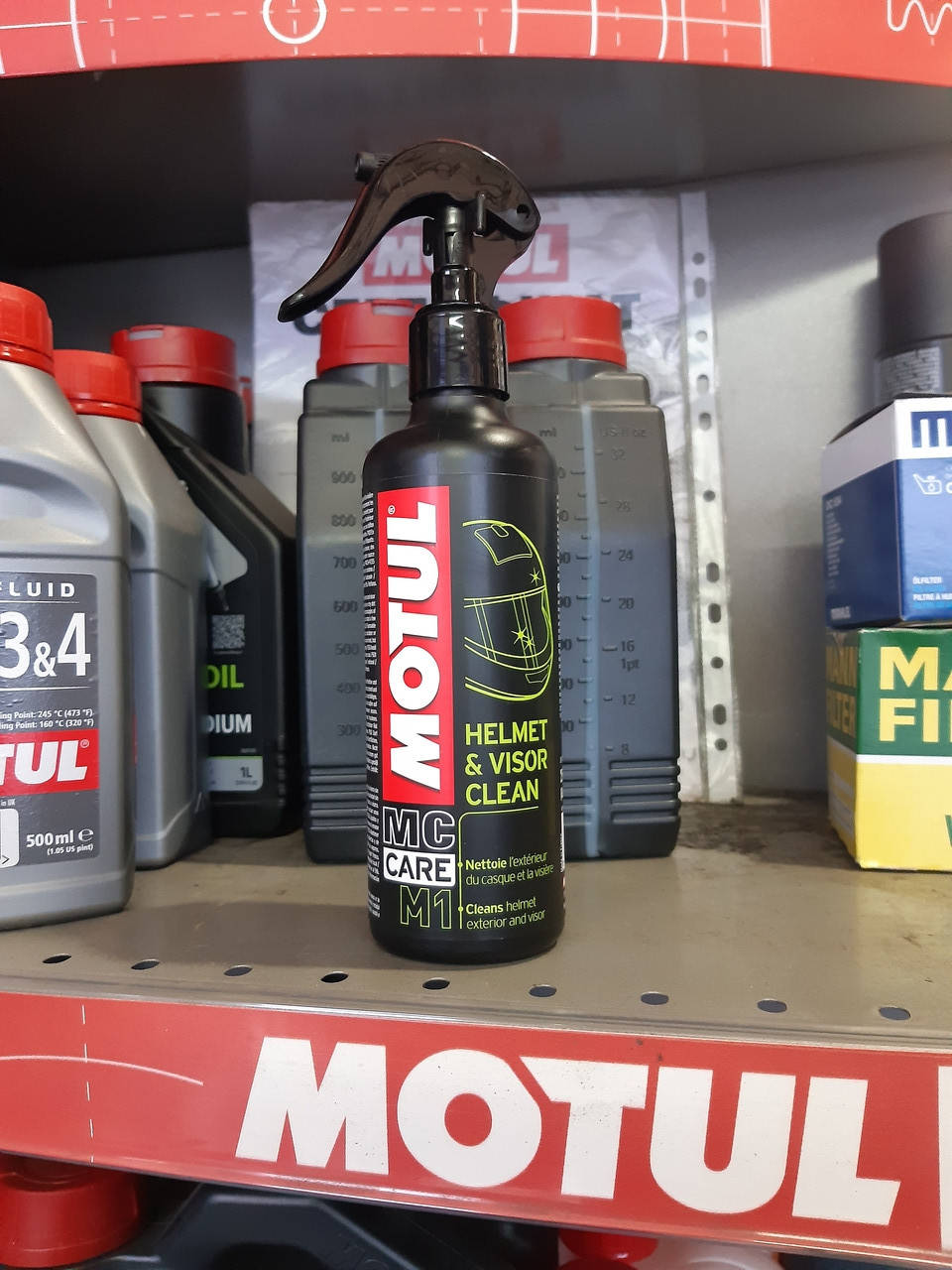 Средство для очистки внешней поверхности и стекла шлема MOTUL / M1 Helmet & Visor Clean / 250 мл
Средство для очистки внешней поверхности и стекла шлема MOTUL / M1 Helmet & Visor Clean / 250 мл