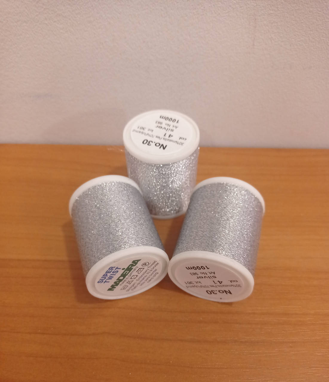 Нитки для машинной вышивки Madeira Super Twist №30. цвет 42 ( ХРОМ ). 1000 м 
Нитки для машинной вышивки Madeira Super Twist №30. цвет 42 ( ХРОМ ). 1000 м