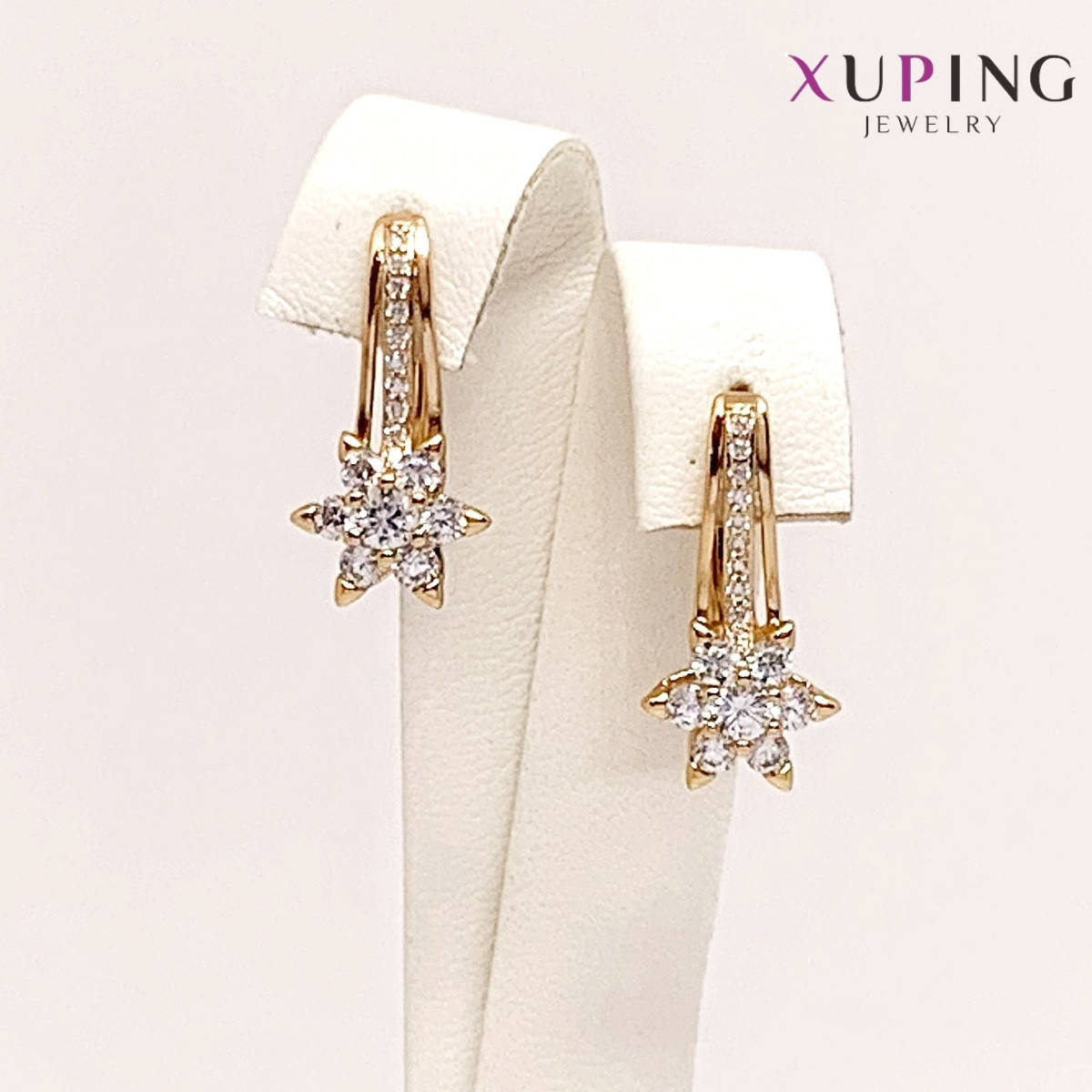 Серьги Xuping, размер 20х10 мм, белые фианиты (куб. цирконий), вес 3 г, позолота 18K, ХР01148 (1)
Серьги Xuping, размер 20х10 мм, белые фианиты (куб. цирконий), вес 3 г, позолота 18K, ХР01148 (1)
