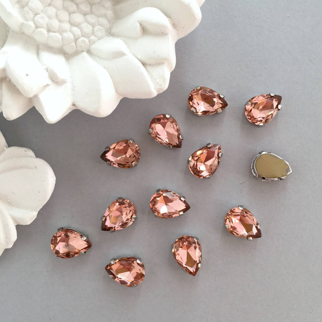 Краплі (капли) 10х14 мм. Персиковий (персиковый). Стрази в цапах (срібло) 
Краплі (капли) 10х14 мм. Персиковий (персиковый). Стрази в цапах (срібло)