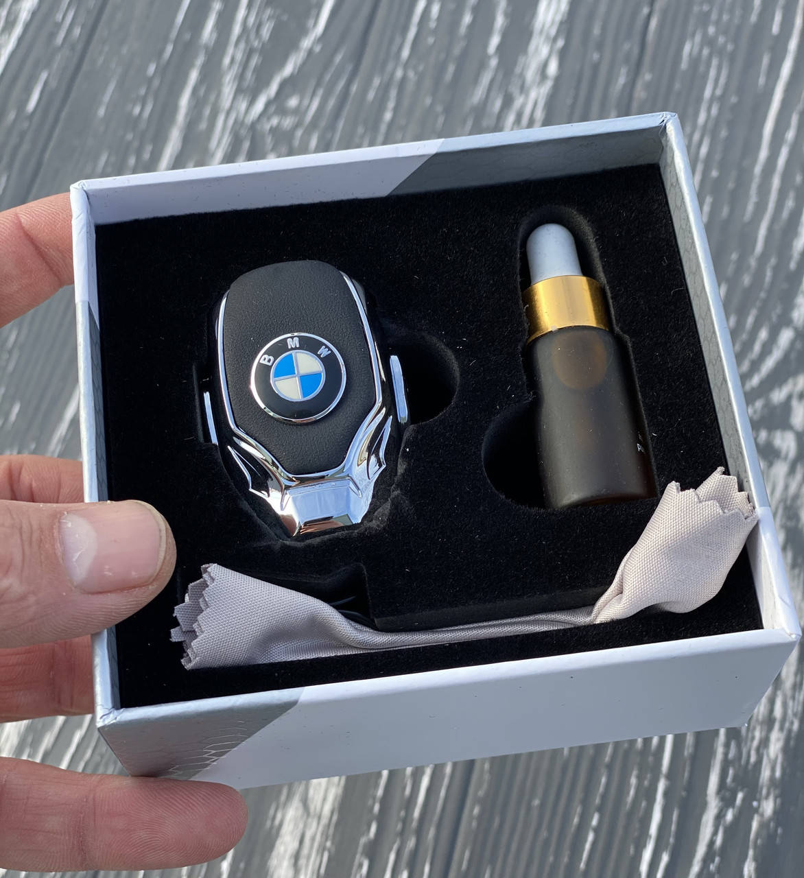 Ароматизатор воздуха в авто с логотопом BMW Автопарфюм премиум сегмент подарочная упаковка
Ароматизатор воздуха в авто с логотопом BMW Автопарфюм премиум сегмент подарочная упаковка