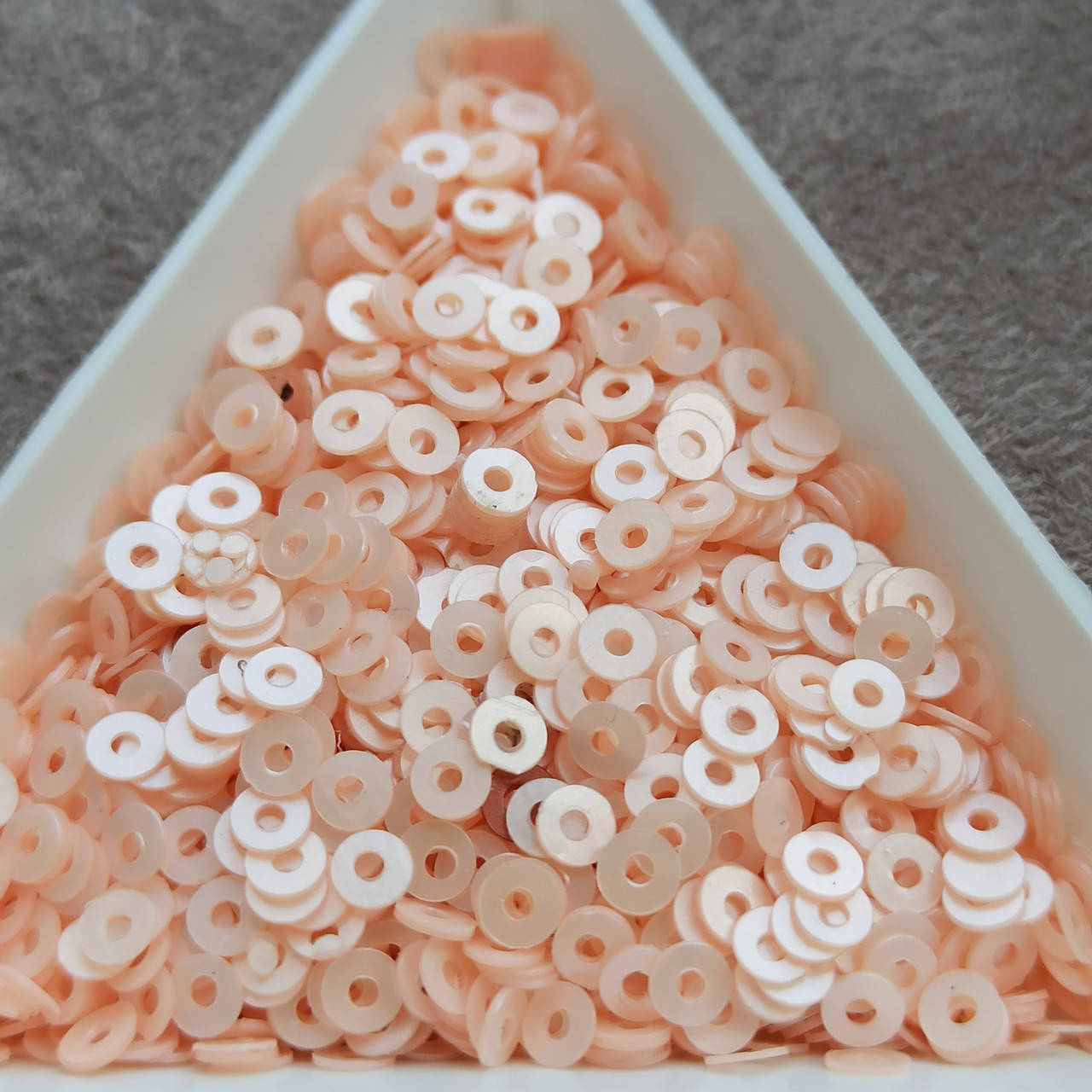 Пайетки круглые плоские, 3мм, жемчужно-розовый, 5г
Пайетки круглые плоские, 3мм, жемчужно-розовый, 5г