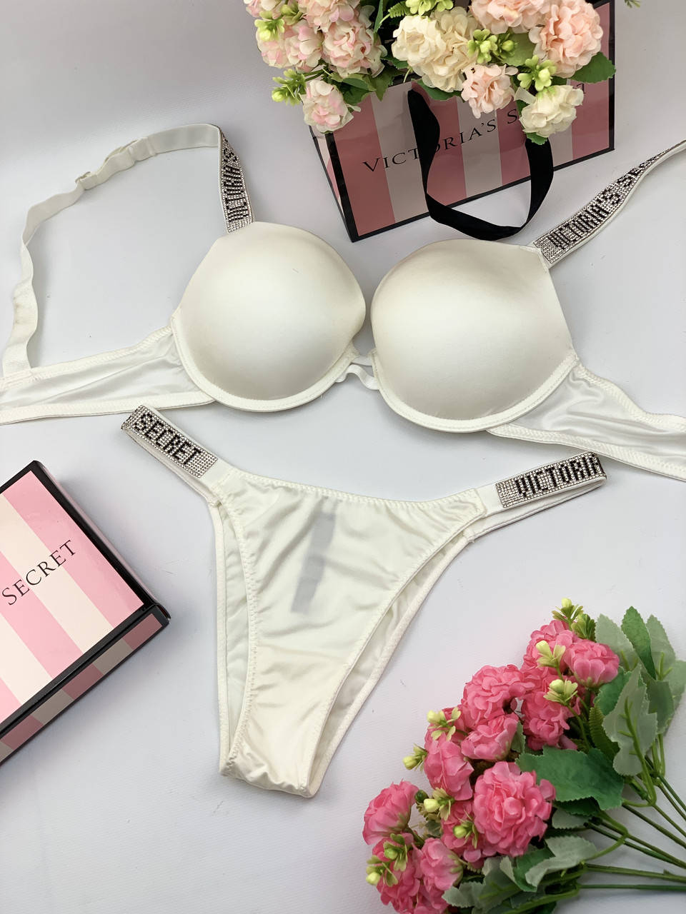 Комплект женского нижнего белья Victoria’s Secret Виктория Сикрет модель Rhinestone со стразами, Разные цвета
Комплект женского нижнего белья Victoria’s Secret Виктория Сикрет модель Rhinestone со стразами, Разные цвета