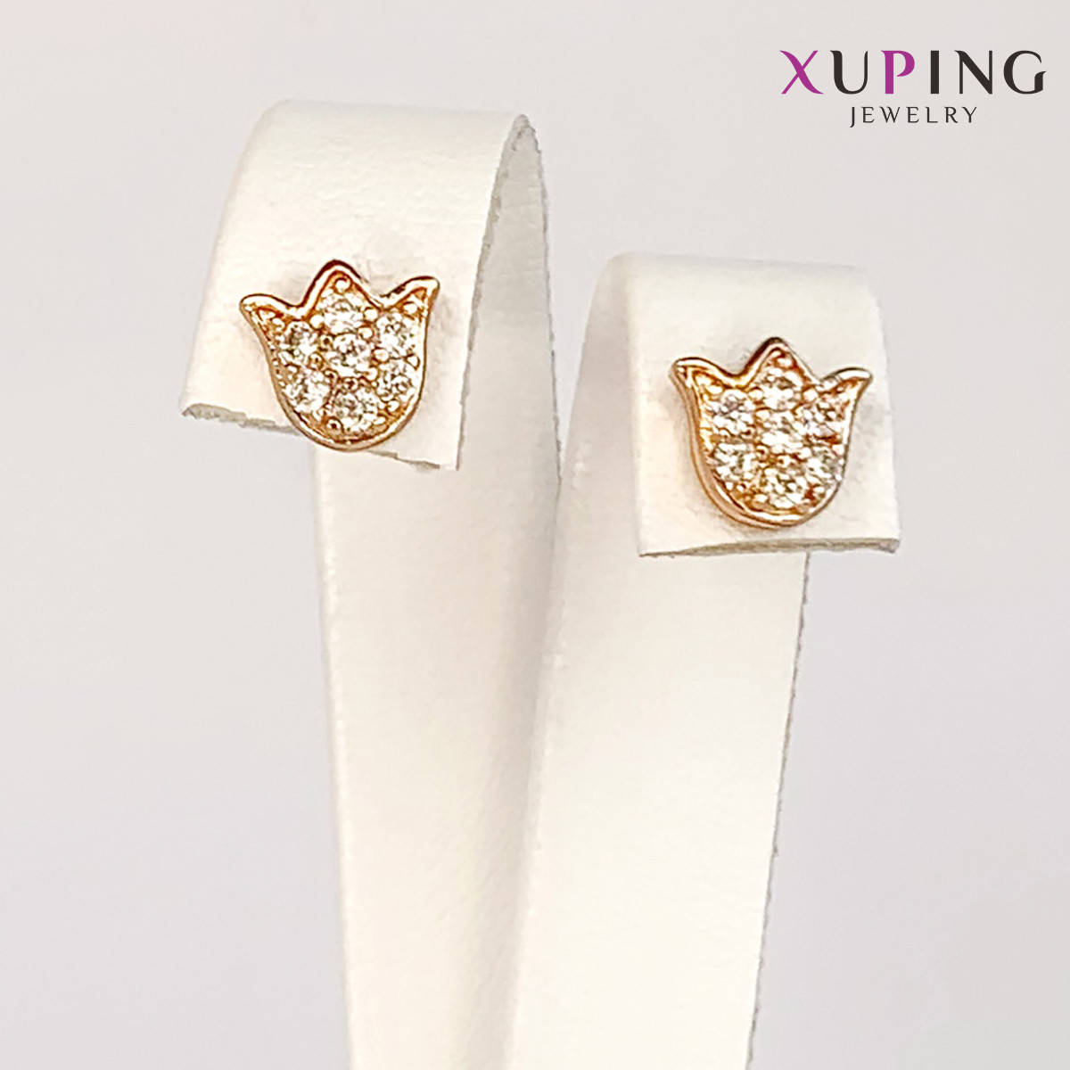 Серьги-пуссеты Xuping, размер 8х8 мм, белые фианиты (куб. цирконий), вес 1 г, позолота PO, ХР01007 (1)
Серьги-пуссеты Xuping, размер 8х8 мм, белые фианиты (куб. цирконий), вес 1 г, позолота PO, ХР01007 (1)