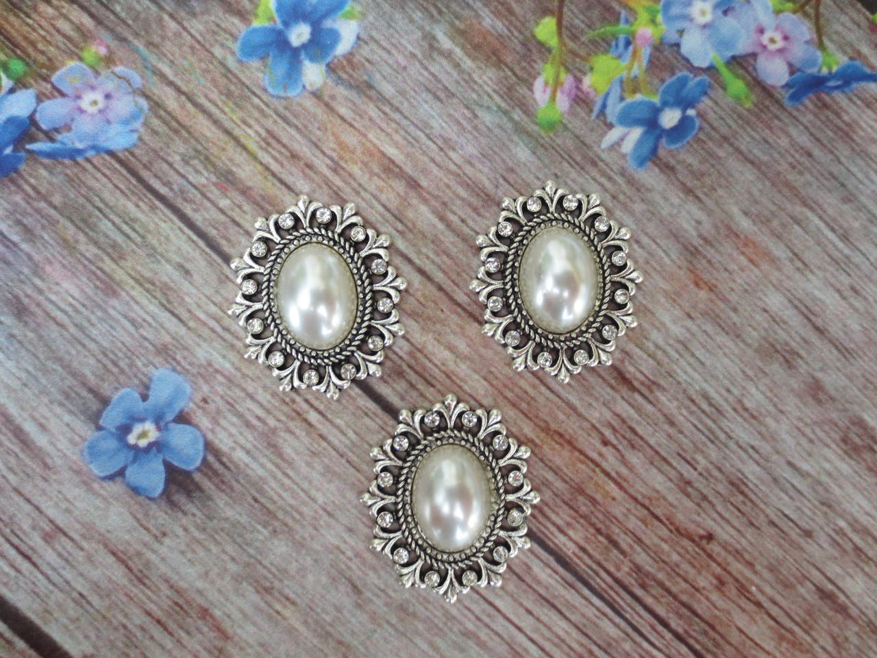 Металлический клеевой декор, 27х23 мм, цвет оправы серебро, цвет камня ЖЕМЧУЖНЫЙ, 1 шт, Белый
Металлический клеевой декор, 27х23 мм, цвет оправы серебро, цвет камня ЖЕМЧУЖНЫЙ, 1 шт, Белый