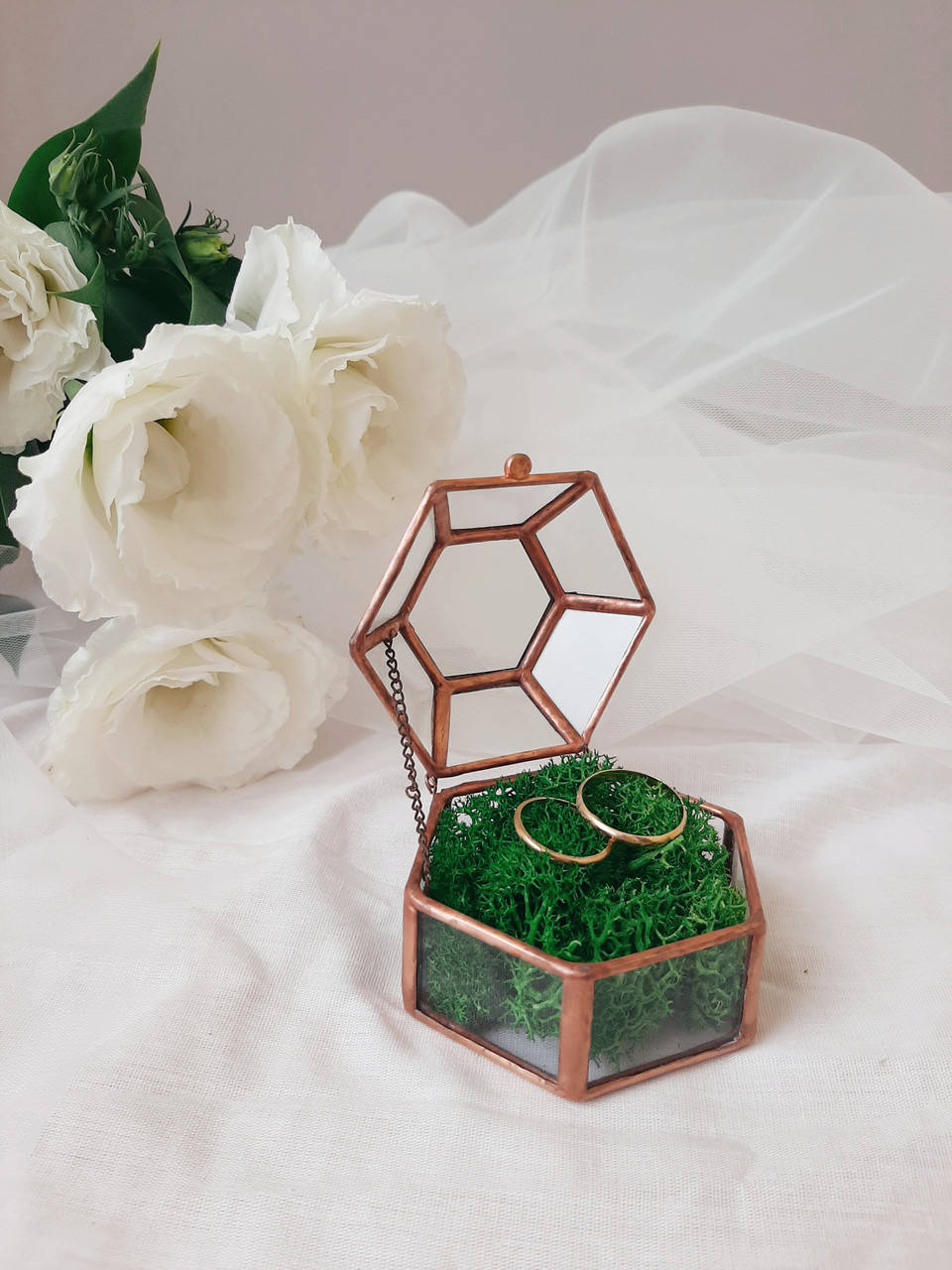 Свадебная шкатулка для обручальных колец со мхом. Стеклянная шкатулка. Коробочка для колец на свадьбу. 
Свадебная шкатулка для обручальных колец со мхом. Стеклянная шкатулка. Коробочка для колец на свадьбу.