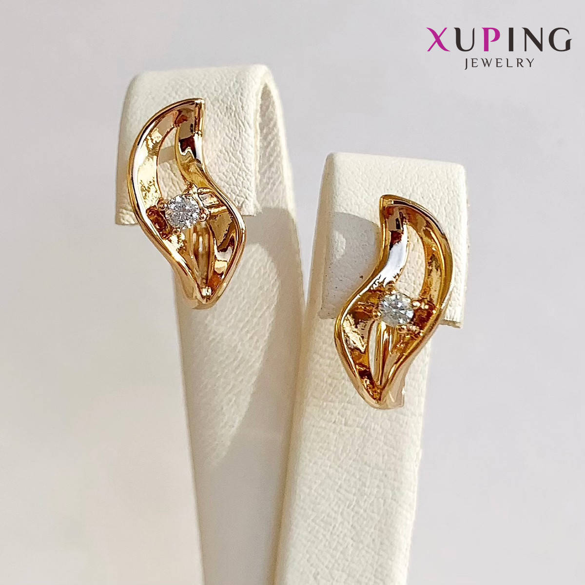 Серьги Xuping, размер 16х7 мм, белые фианиты (куб. цирконий), вес 3 г, позолота 18K ХР01519 (1)
Серьги Xuping, размер 16х7 мм, белые фианиты (куб. цирконий), вес 3 г, позолота 18K ХР01519 (1)