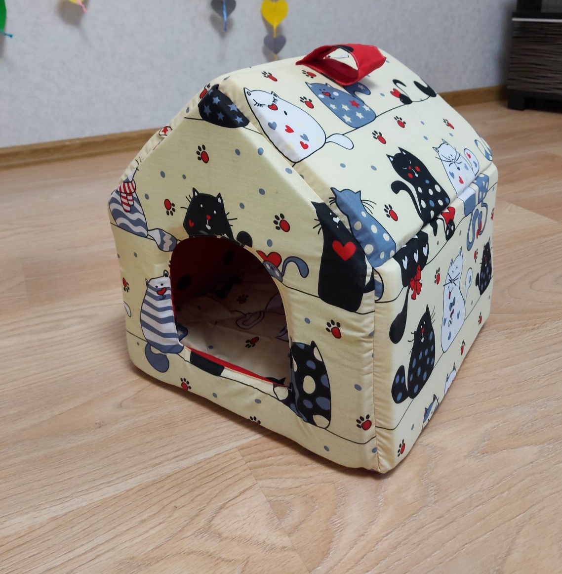 Лежанка для кота или маленькой собачки Котики на бежевом, домик для кота, будка для собаки
Лежанка для кота или маленькой собачки Котики на бежевом, домик для кота, будка для собаки