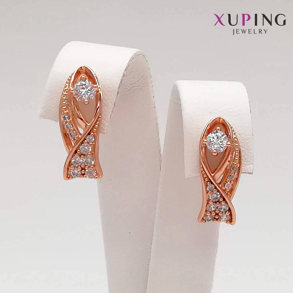Серьги Xuping, размер 17х7 мм, белые фианиты (куб. цирконий), вес 3 г, позолота PO, ХР00783 (1)
Серьги Xuping, размер 17х7 мм, белые фианиты (куб. цирконий), вес 3 г, позолота PO, ХР00783 (1)
