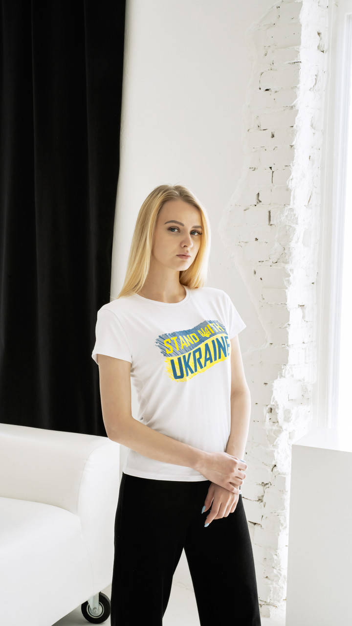 Патриотическая женская футболка с вышитой надписью "Стоя из Украины" на белой ткани Н-01, Белый
Патриотическая женская футболка с вышитой надписью "Стоя из Украины" на белой ткани Н-01, Белый
