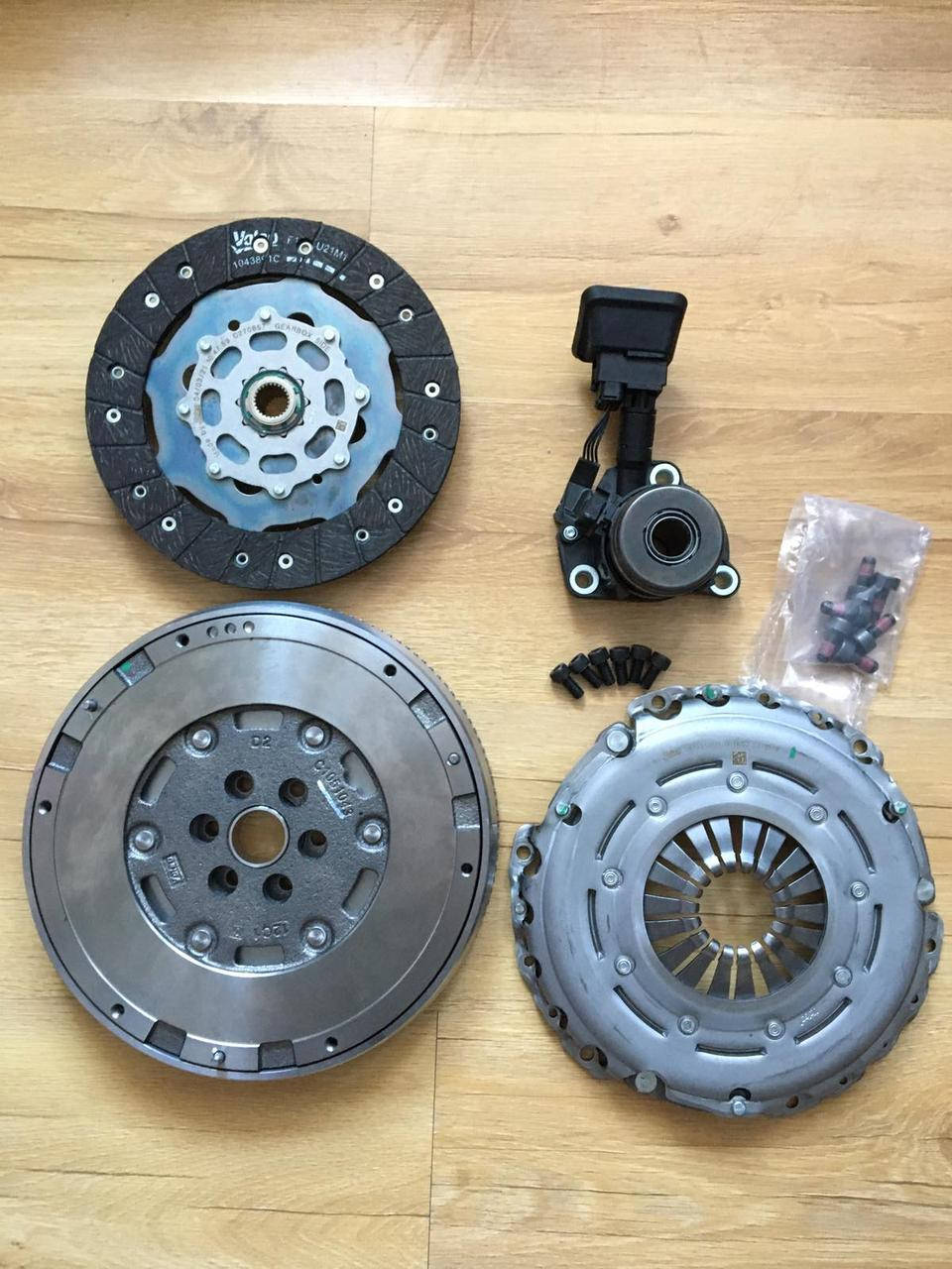 Комплект сцепления с двухмассовым маховиком VALEO 837522 CITROEN DS3/C4/PEUGEOT 207/308/3008/5008 1,6HDI 10- 
Комплект сцепления с двухмассовым маховиком VALEO 837522 CITROEN DS3/C4/PEUGEOT 207/308/3008/5008 1,6HDI 10-