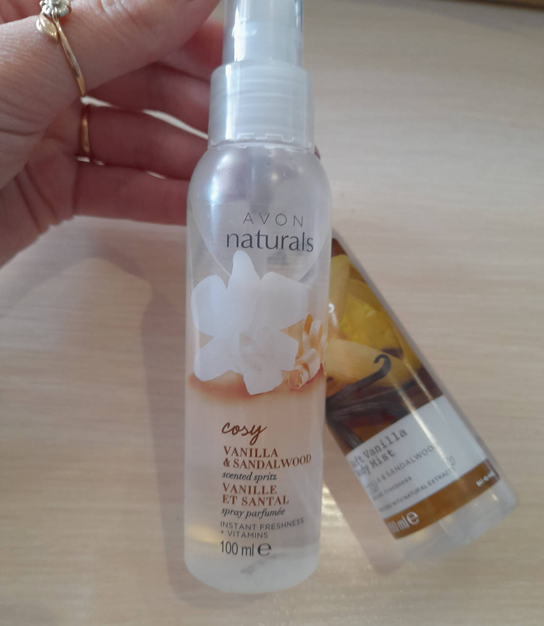 Лосьйон-спрей для тіла «Ароматна ваніль і сандалове дерево» (100 мл) 
Лосьйон-спрей для тіла «Ароматна ваніль і сандалове дерево» (100 мл)