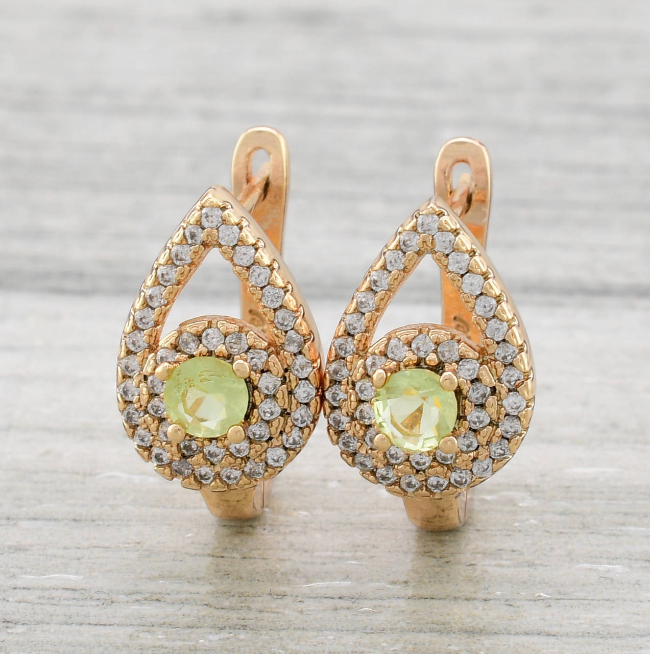 Серьги 23971 размер 17х10 мм салатовый фианит вес 4.8 г позолота 18К
Серьги 23971 размер 17х10 мм салатовый фианит вес 4.8 г позолота 18К