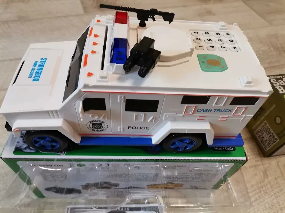 Детский музыкальный сейф для денег с кодом в виде полицейского авто
Детский музыкальный сейф для денег с кодом в виде полицейского авто