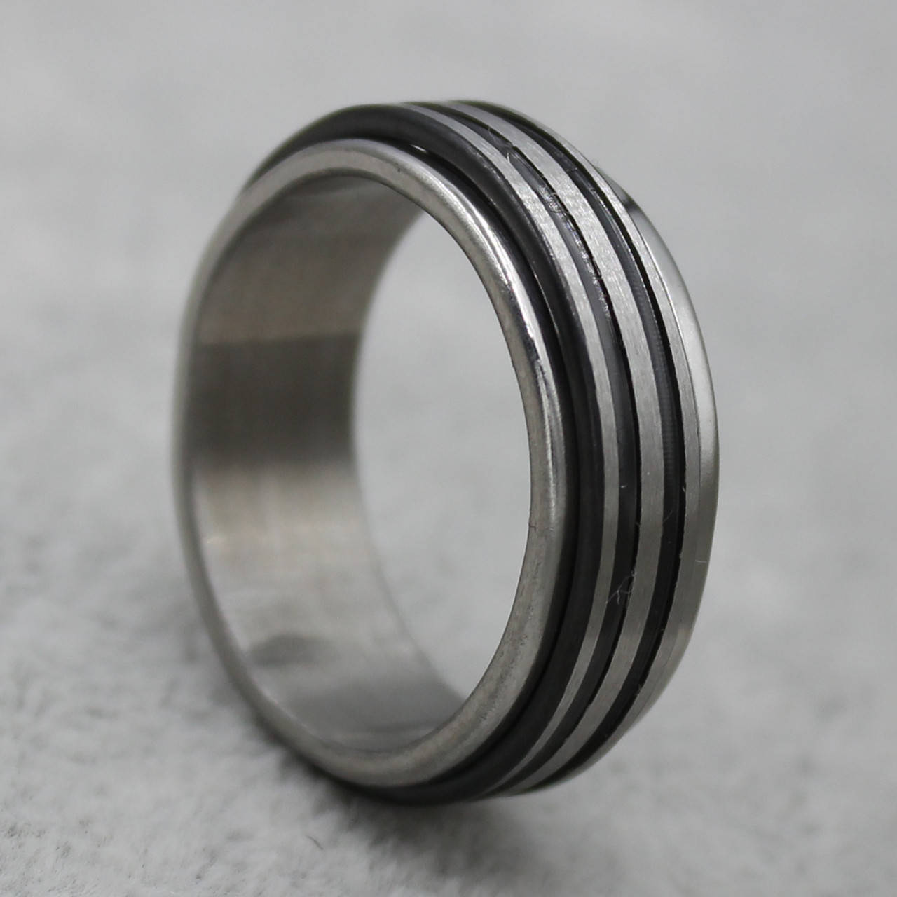 Кольцо серебристое из ювелирной медицинской стали от Stainless Steel марка 316 L ширина 6 мм черное
Кольцо серебристое из ювелирной медицинской стали от Stainless Steel марка 316 L ширина 6 мм черное