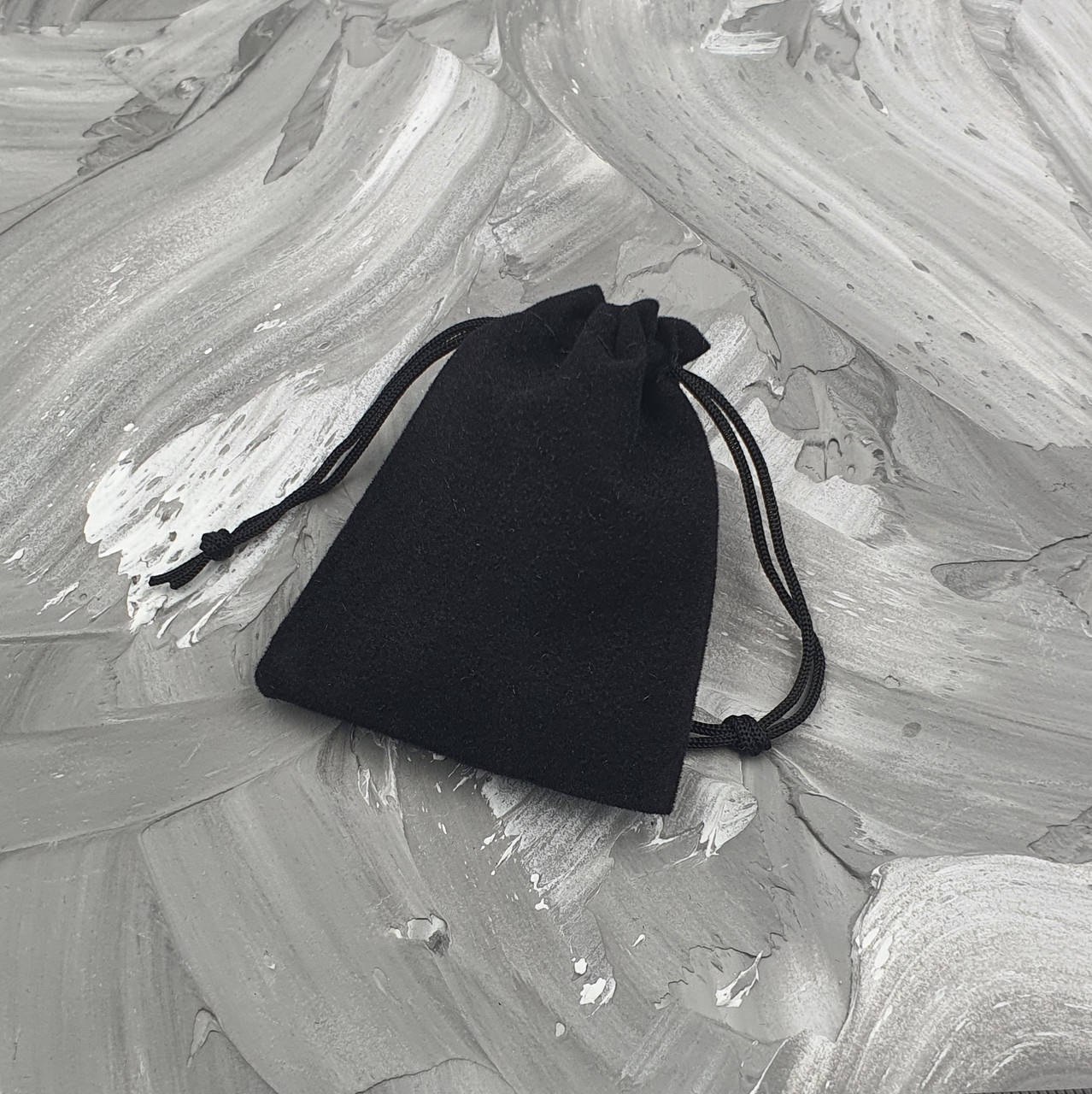 Подарочный мешочек бархат черный 32298 размер 5х7 см
Подарочный мешочек бархат черный 32298 размер 5х7 см