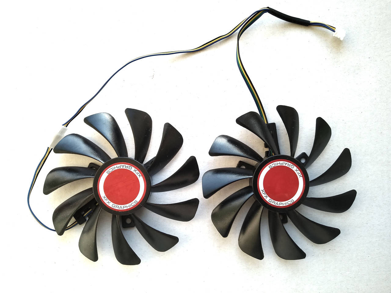 Вентилятор Champion для видеокарты XFX CF1010U12S (FDC10U12S9-C) комплект 2 шт (№104.2)
Вентилятор Champion для видеокарты XFX CF1010U12S (FDC10U12S9-C) комплект 2 шт (№104.2)