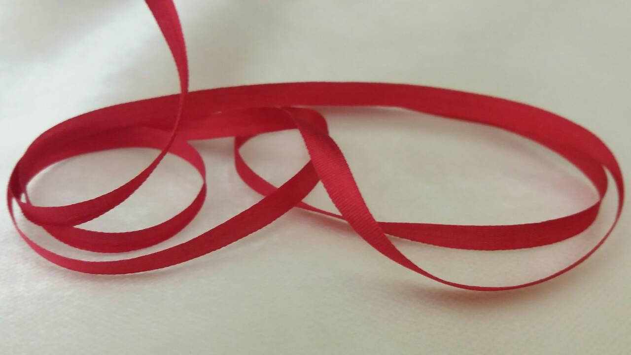 Тончайшая лента из натурального шелка, цвет — красный. №13/1. Ширина 2 мм.
Тончайшая лента из натурального шелка, цвет — красный. №13/1. Ширина 2 мм.