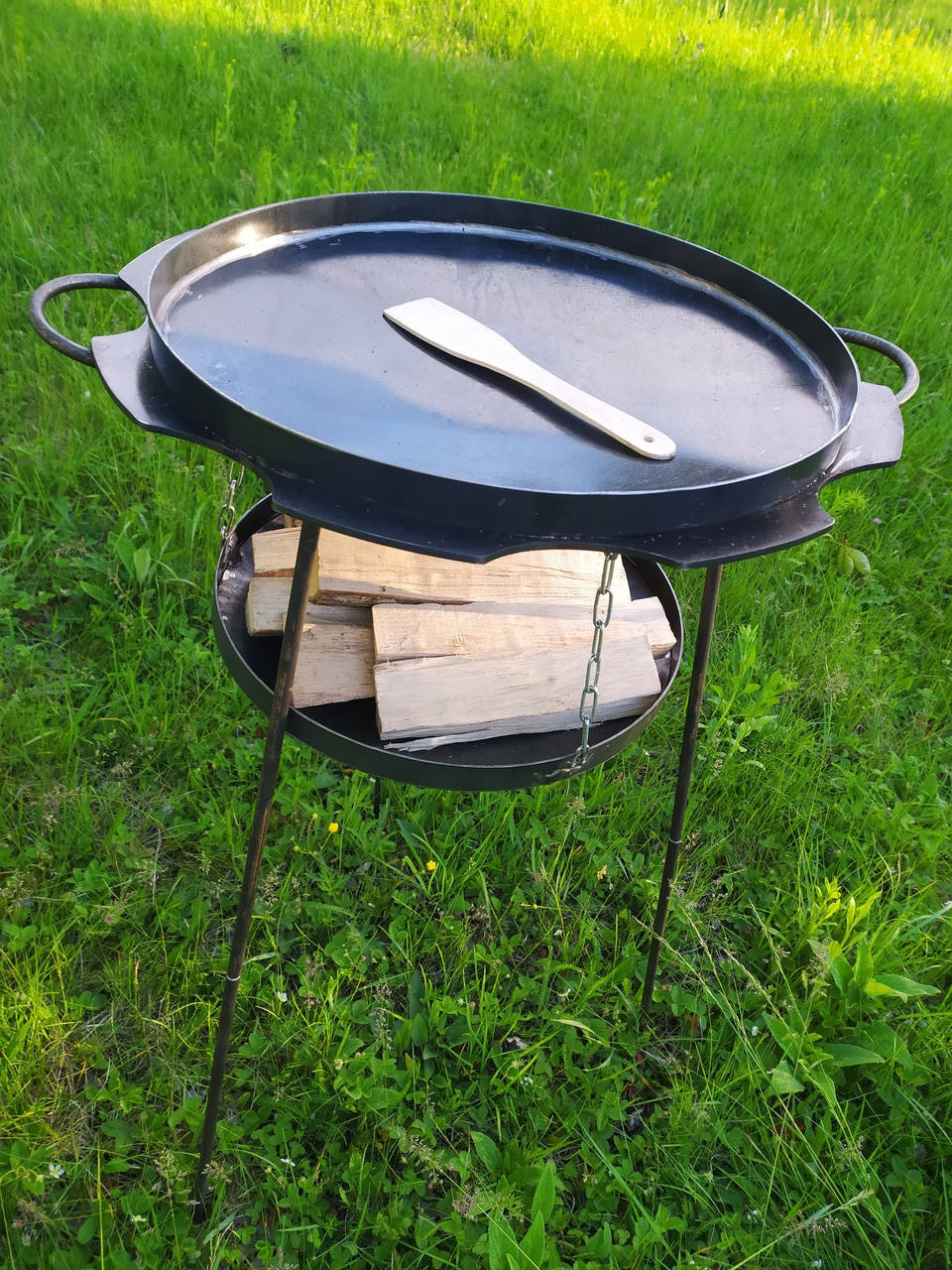 Сковородка з диска борони ромашка 55 см з підставкою для вогня і буртом 
Сковородка з диска борони ромашка 55 см з підставкою для вогня і буртом