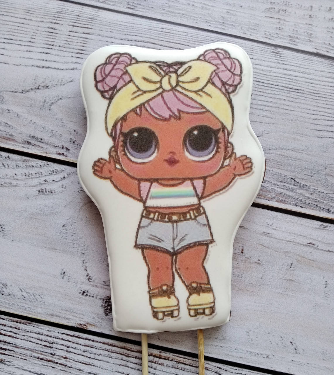 Имбирно-медовые пряники куколки Лол, пряники на палочках куклы Лол, съедобные фигурки куклы Лол в торт
Имбирно-медовые пряники куколки Лол, пряники на палочках куклы Лол, съедобные фигурки куклы Лол в торт