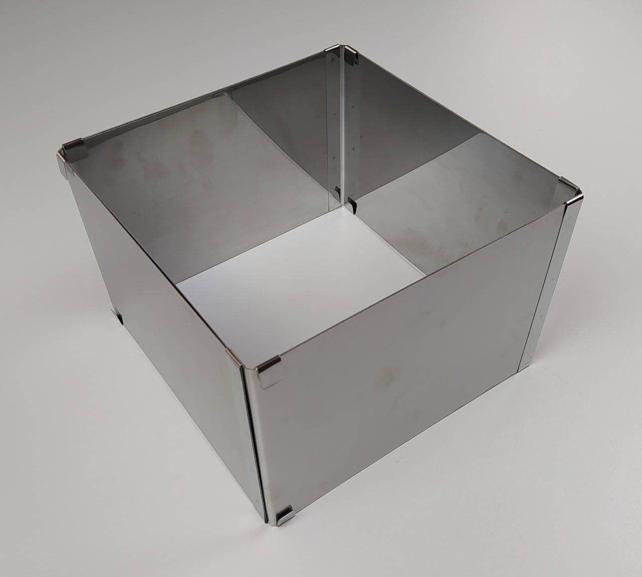 Кондитерская раздвижная форма для выпечки квадратная нержавеющая сталь 20см*20см, В - 14см.
Кондитерская раздвижная форма для выпечки квадратная нержавеющая сталь 20см*20см, В - 14см.