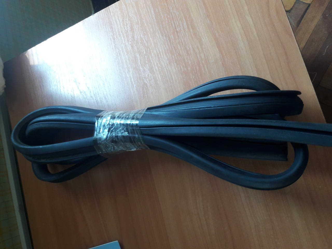 Уплотнитель лобового стекла ГАЗ-53 52-5206050 
Уплотнитель лобового стекла ГАЗ-53 52-5206050