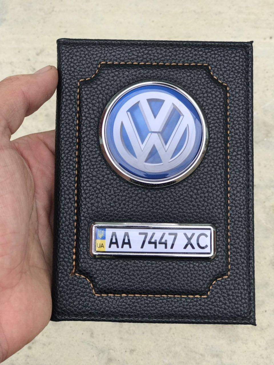 Кожаная обложка для автодокументов Volkswagen с логотипом и гос. номером авто ребристая кожа с желтой ниткою
Кожаная обложка для автодокументов Volkswagen с логотипом и гос. номером авто ребристая кожа с желтой ниткою