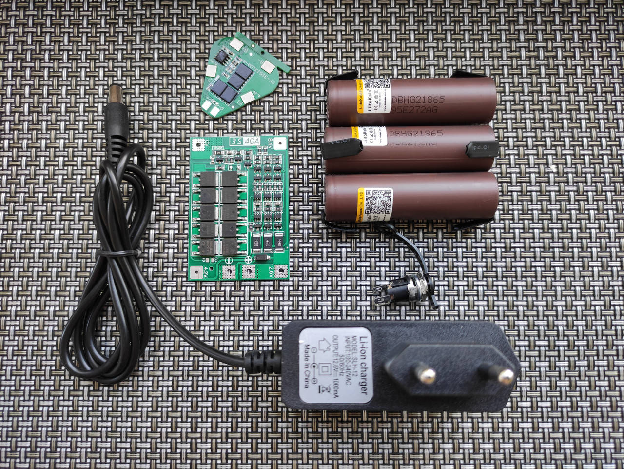 Комплект на Шуруповёрт 12.6V,перепаковка/bms 3S 18650 Li-ion,на 3000mAh +зарядка 1 Ампер
Комплект на Шуруповёрт 12.6V,перепаковка/bms 3S 18650 Li-ion,на 3000mAh +зарядка 1 Ампер