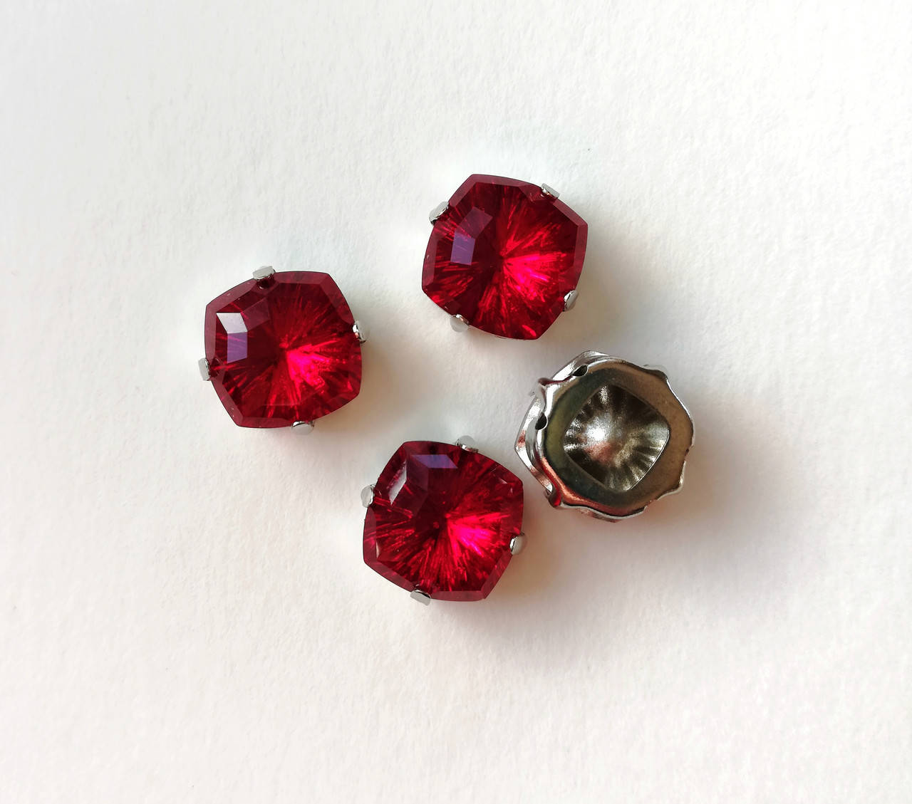 Кристали Квадрат 10*10 мм В ЦАПАХ під срібло Колір Червоний 
Кристали Квадрат 10*10 мм В ЦАПАХ під срібло Колір Червоний