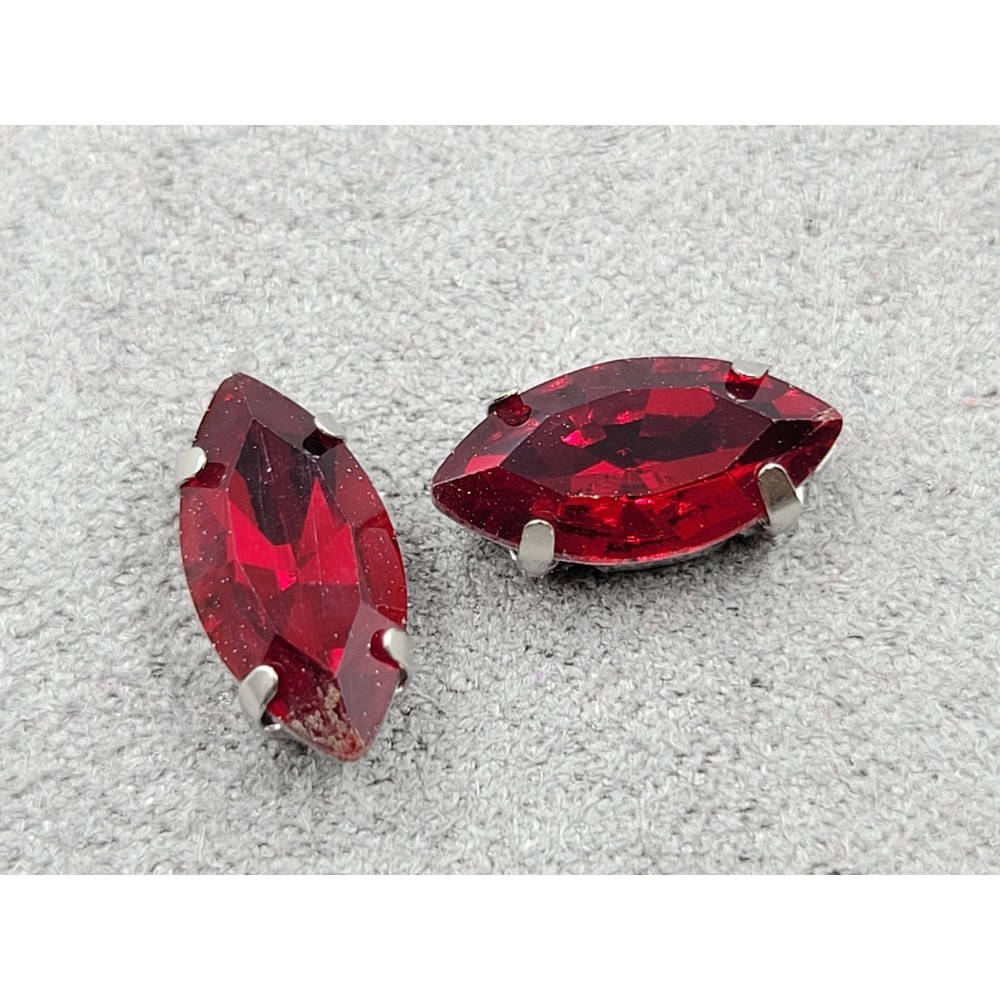 Страз в цапах. Размер 6*12. (стекло). Цвет - темно-красный
Страз в цапах. Размер 6*12. (стекло). Цвет - темно-красный