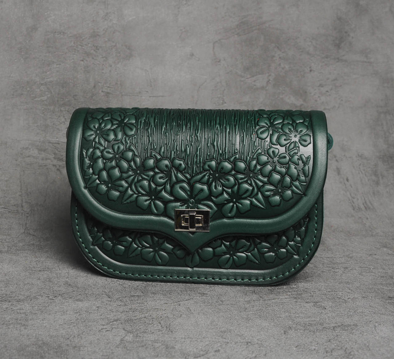 Маленька шкіряна сумочка ручної роботи, зелена жіноча сумка через плече, шкіряна сумка ''Барвінок'', Зелёный
Маленька шкіряна сумочка ручної роботи, зелена жіноча сумка через плече, шкіряна сумка ''Барвінок'', Зелёный