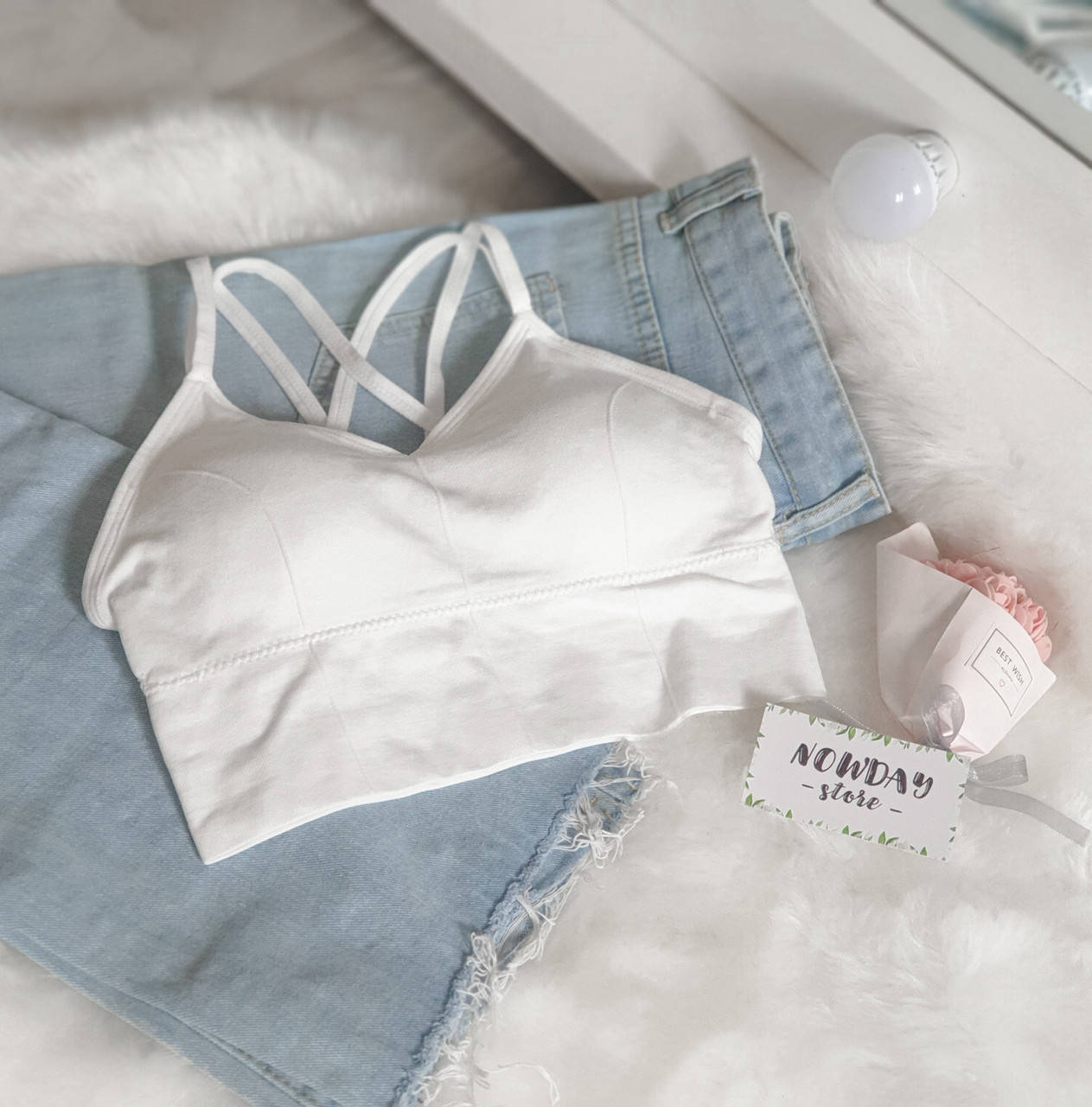 Женский белый топ с пуш ап топик.
Женский белый топ с пуш ап топик.