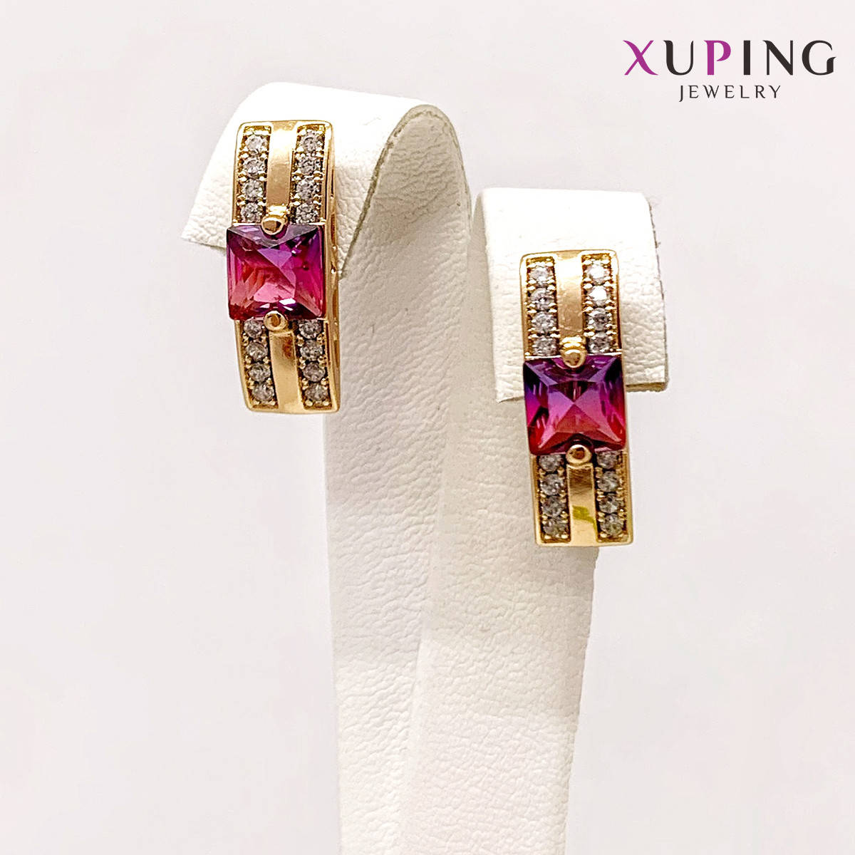 Серьги Xuping, размер 19х6 мм, малиновые и белые фианиты (куб. цирконий), вес 4 г, позолота 18K, ХР01219 (1)
Серьги Xuping, размер 19х6 мм, малиновые и белые фианиты (куб. цирконий), вес 4 г, позолота 18K, ХР01219 (1)