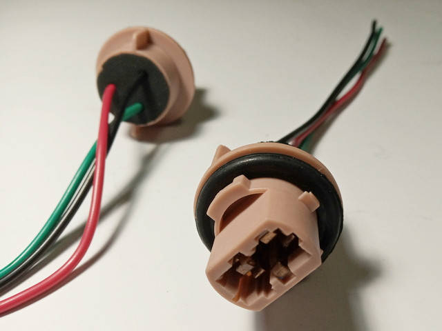 Разъем фары W21/5W 3 конт. SQ-1921
Разъем фары W21/5W 3 конт. SQ-1921