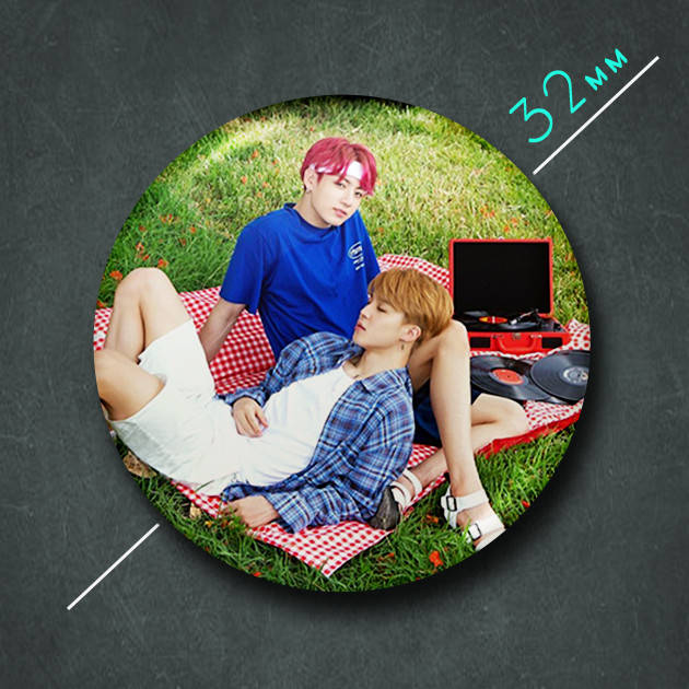 "Ким Сокчин и Пак Чимин / Jungkook & Jimin (БТС / BTS)" значок круглый на булавке Ø32 мм
"Ким Сокчин и Пак Чимин / Jungkook & Jimin (БТС / BTS)" значок круглый на булавке Ø32 мм