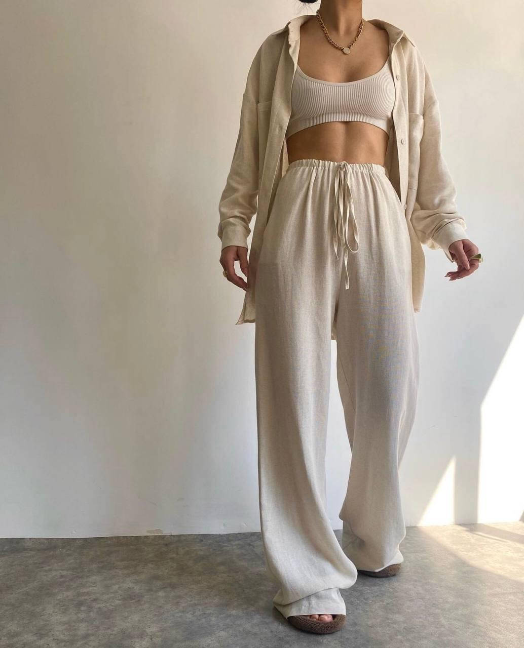 Женский модный костюм рубашка oversize, на пуговицах и штаны свободные, да завязках, высокая талия, Бежевый
Женский модный костюм рубашка oversize, на пуговицах и штаны свободные, да завязках, высокая талия, Бежевый