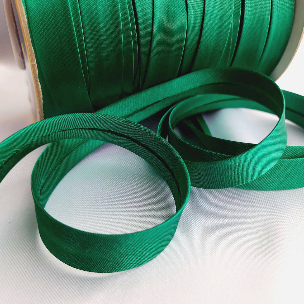 Косая бейка атласная 15мм, зеленая, Зелёный 
Косая бейка атласная 15мм, зеленая, Зелёный