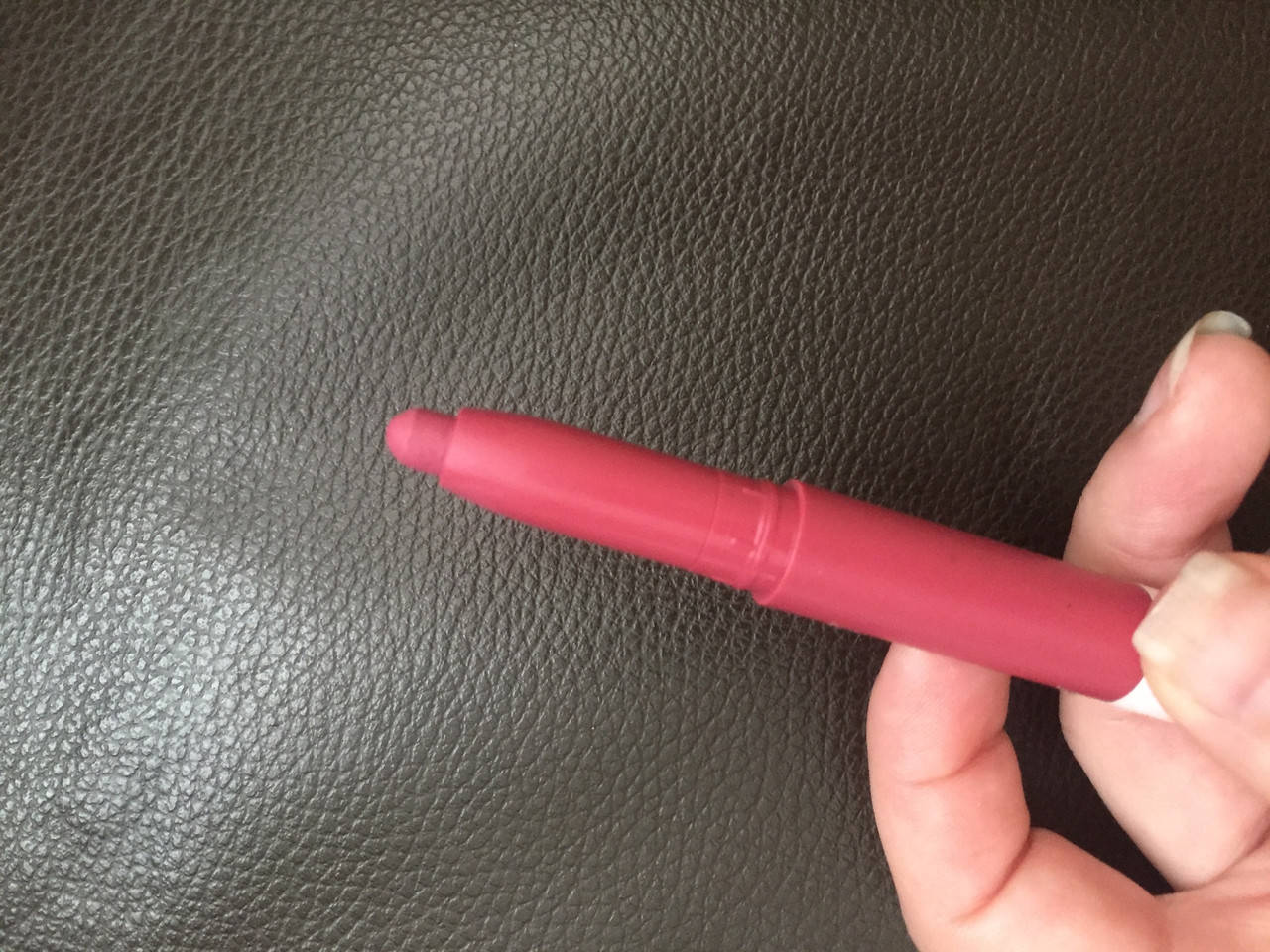 Губная помада-карандаш Maybelline New York Stay Ink Crayon, тон 80, несколько затестов как на фото
Губная помада-карандаш Maybelline New York Stay Ink Crayon, тон 80, несколько затестов как на фото