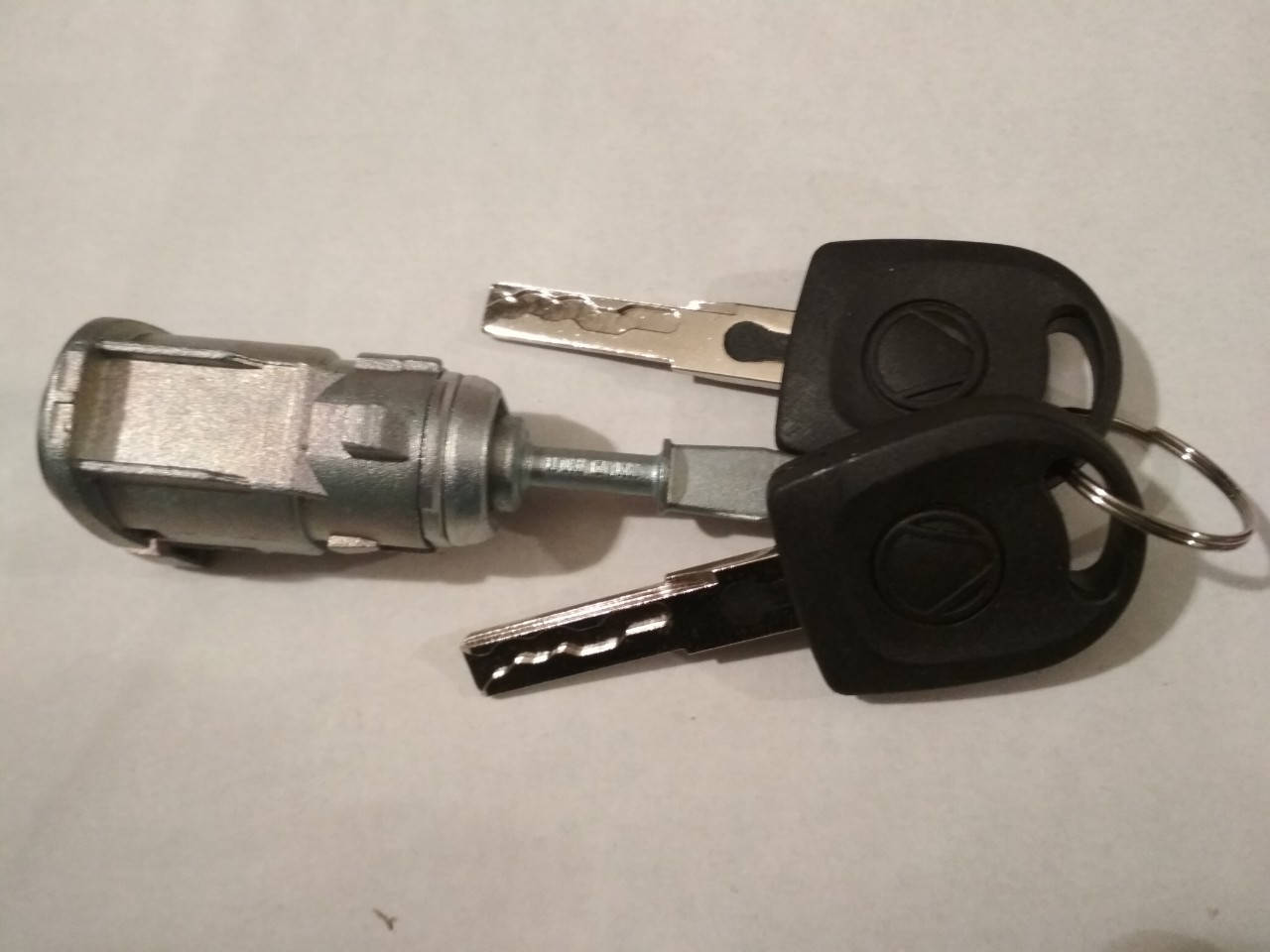 VW Golf IV 4 97-03 передняя левая вставка замка двери 113571755 сердцевины личинки с ключами 1J0837167
VW Golf IV 4 97-03 передняя левая вставка замка двери 113571755 сердцевины личинки с ключами 1J0837167