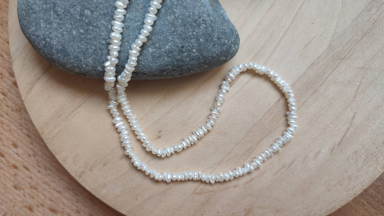 Жемчуг натуральный 2*4мм (бусины на нити)
Жемчуг натуральный 2*4мм (бусины на нити)