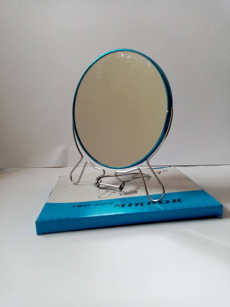 Двухстороннее увеличительное круглое зеркало 
Двухстороннее увеличительное круглое зеркало
