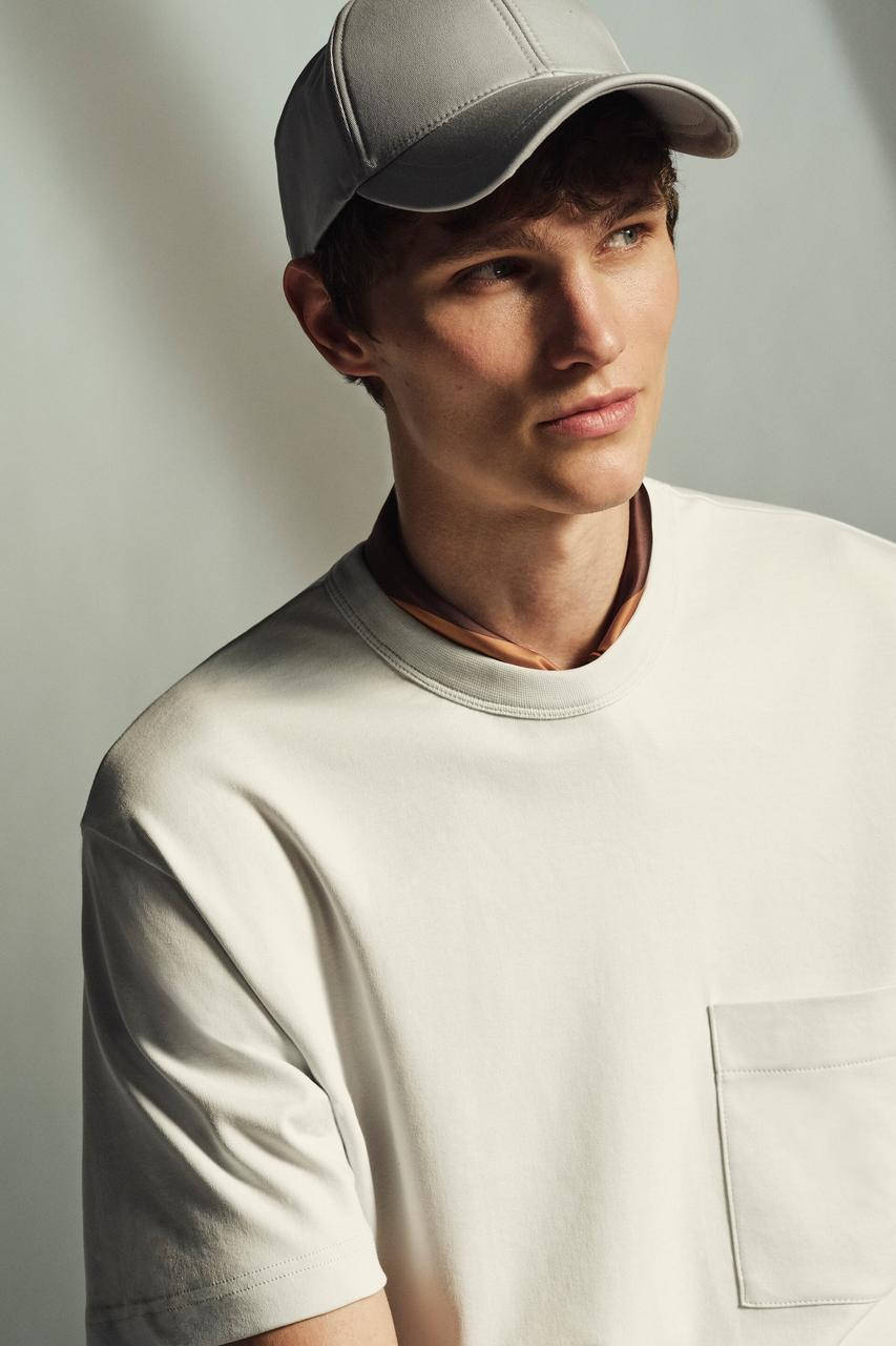Футболка с карманом Zara ESSENTIALS