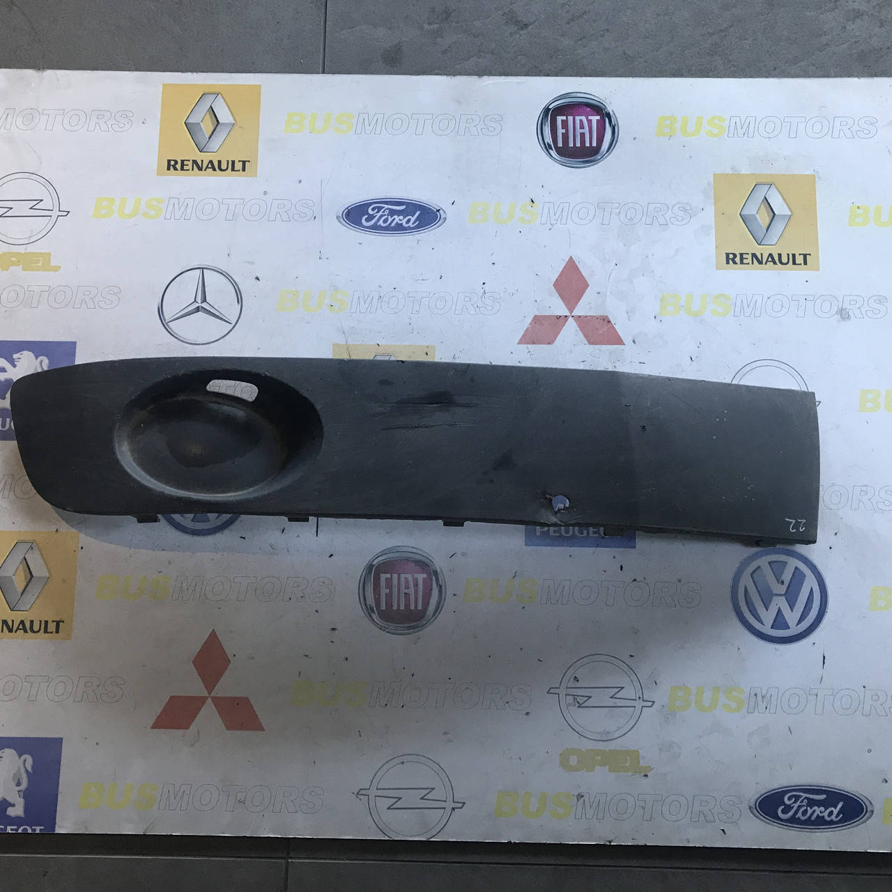 Накладка бампера (решетка противотуманных фар бампера) праваяя Vw T5 2003- 7E0807490
Накладка бампера (решетка противотуманных фар бампера) праваяя Vw T5 2003- 7E0807490