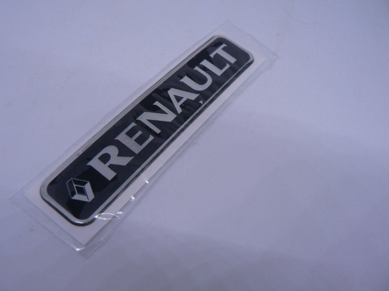 Наклейка s надпись Renault 100х20х1мм силиконовая на авто эмблема логотип Рено черный фон
Наклейка s надпись Renault 100х20х1мм силиконовая на авто эмблема логотип Рено черный фон