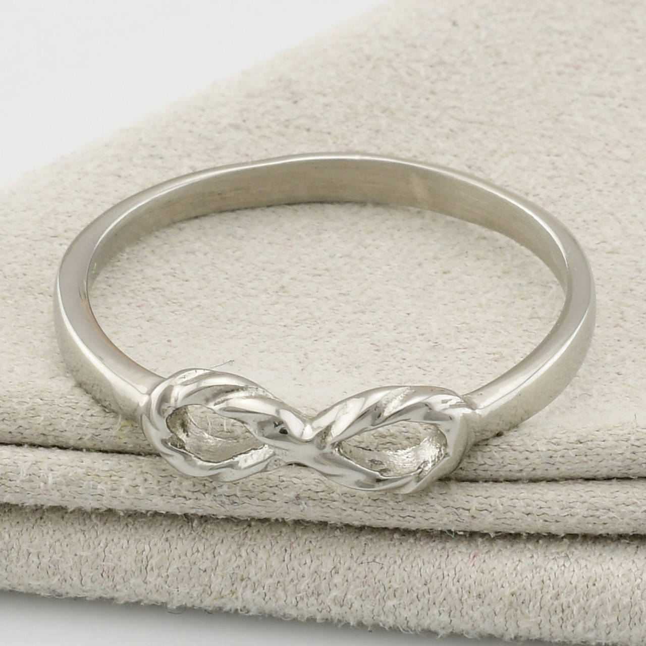 Кольцо Xuping 16009 ширина 5 мм позолота Белое Золото размер 18
Кольцо Xuping 16009 ширина 5 мм позолота Белое Золото размер 18