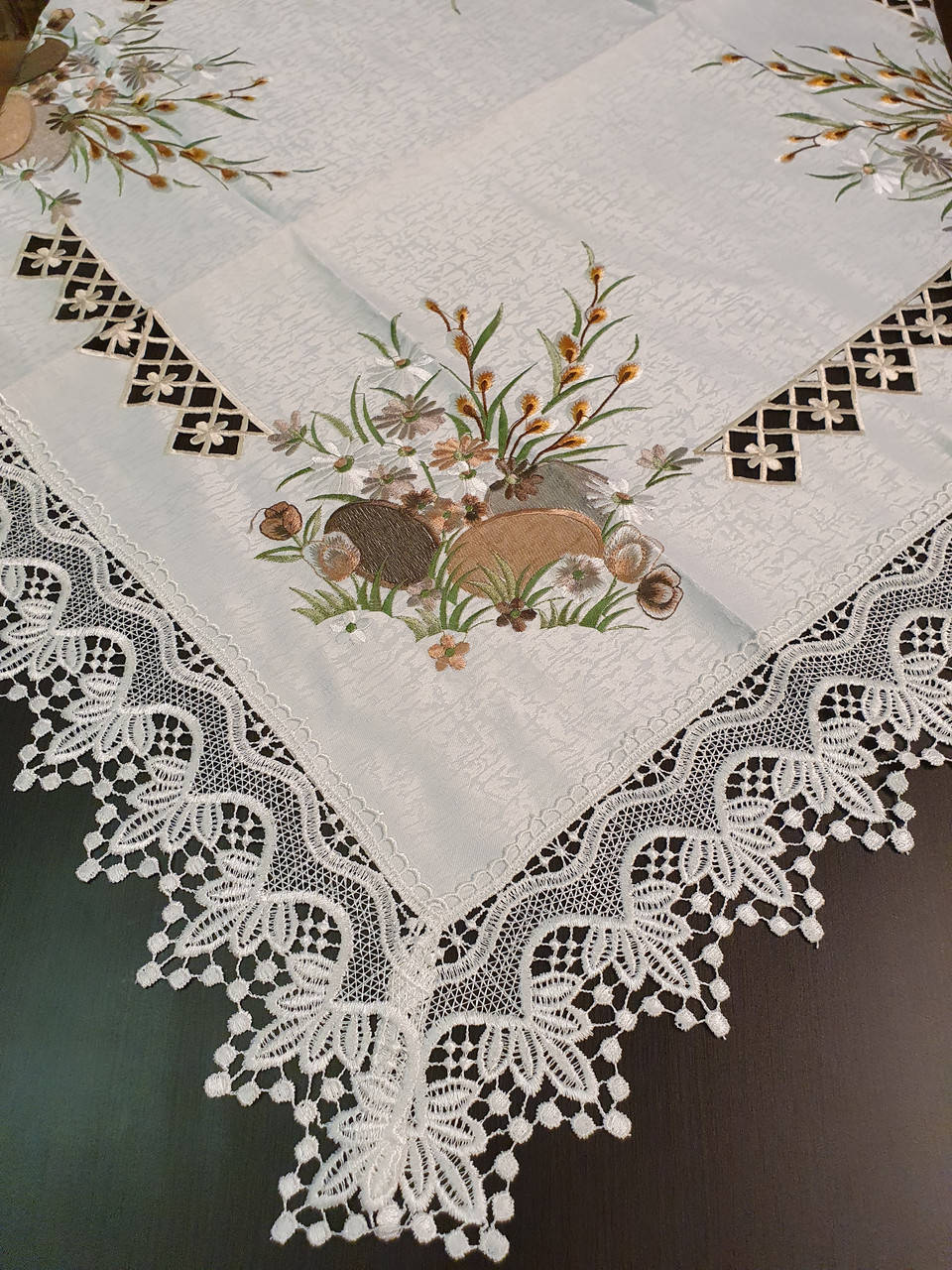 Салфетка пасхальная 90х90 атласная с вышивкой и кружевом по краю
Салфетка пасхальная 90х90 атласная с вышивкой и кружевом по краю