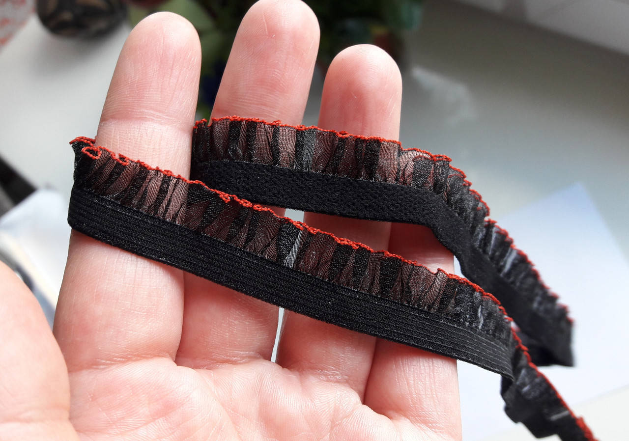 Резинка швейная бейка стрейчевая настрочная с рюшей черная с красной каемкой 15 мм
Резинка швейная бейка стрейчевая настрочная с рюшей черная с красной каемкой 15 мм