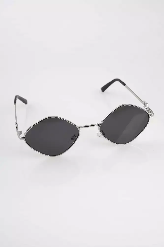 Очки солнцезащитные с чёрными линзами в форме ромбов 
Очки солнцезащитные с чёрными линзами в форме ромбов