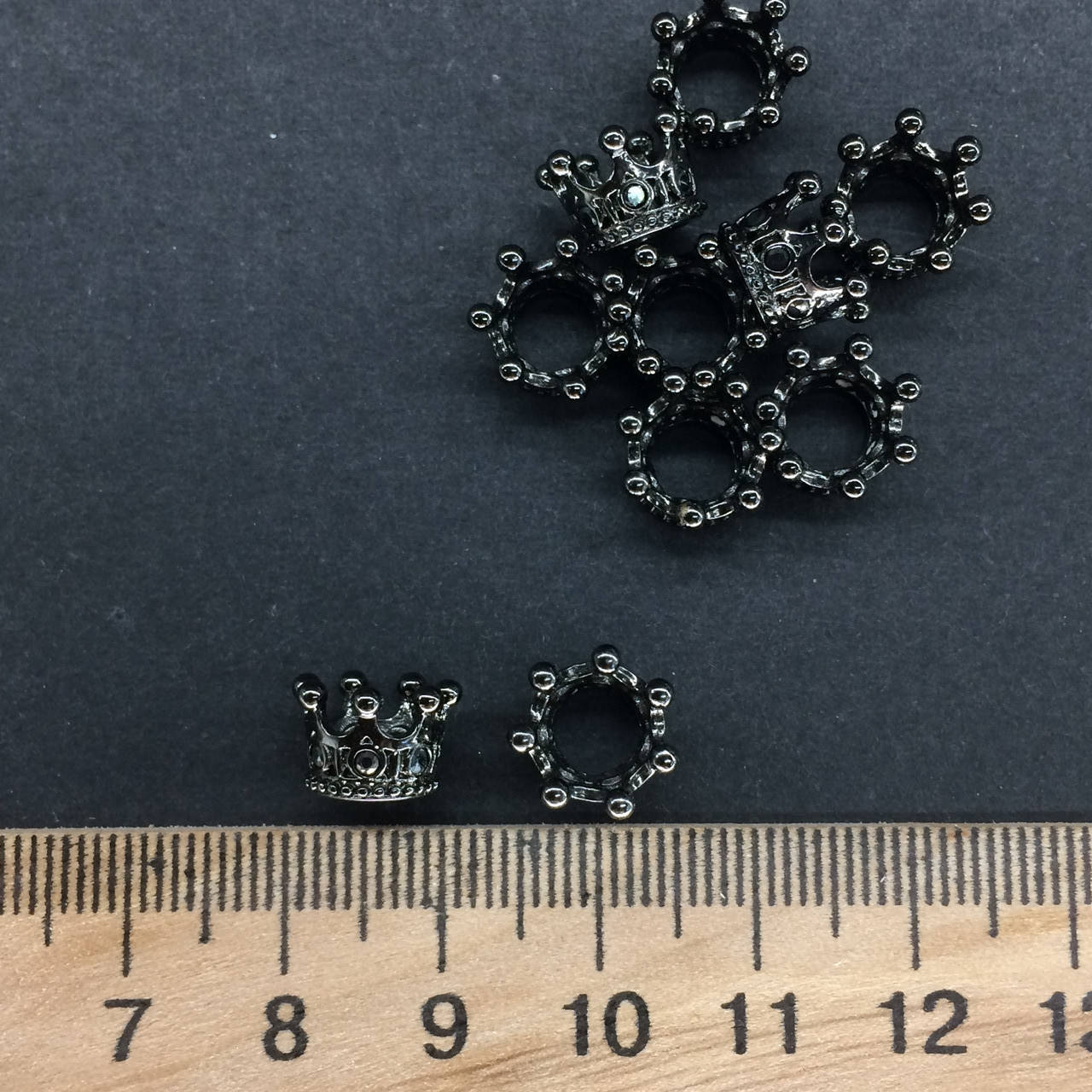 Бусина корона с черными фианитами цвет черный 1шт (гиппоаллергенный сплав)
Бусина корона с черными фианитами цвет черный 1шт (гиппоаллергенный сплав)