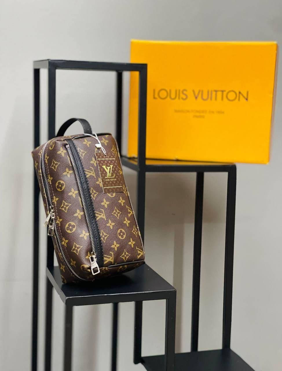 Сумка коричневая мужская Louis Vuitton Клатч Сумочка маленькая Луи Витон Люкс качество, Коричневый
Сумка коричневая мужская Louis Vuitton Клатч Сумочка маленькая Луи Витон Люкс качество, Коричневый